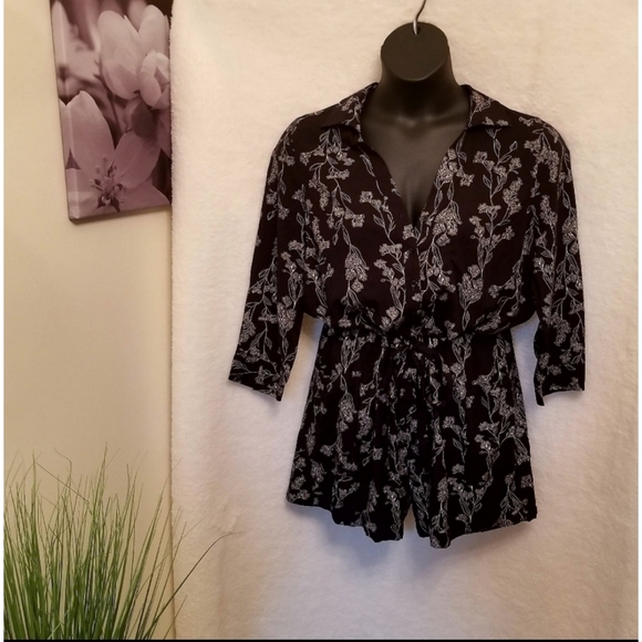 Old Navy Floral Romper Size Large - Picture 3 of 4